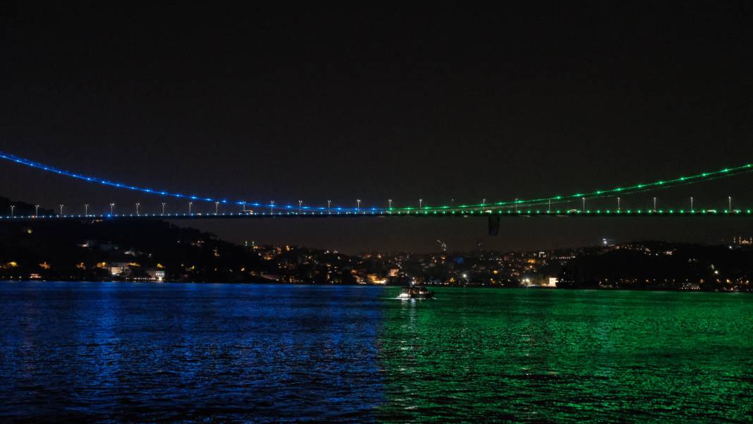 Köprüler Azerbaycan bayraklarının renkleri ile aydınlatıldı 6